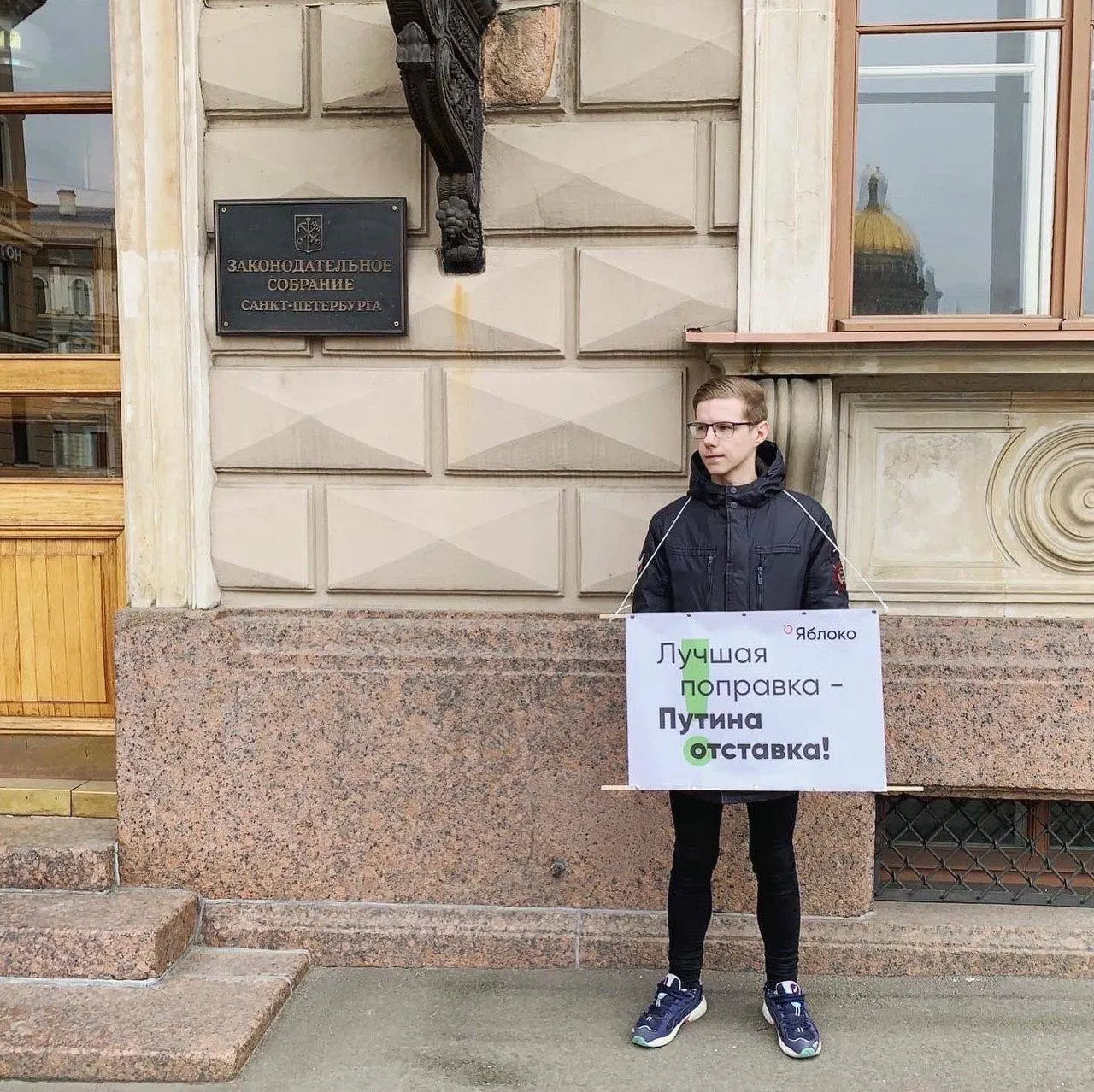 Вадим Ваганов сообщил, что его объявили в федеральный розыск. Ему выписаны административные штрафы по «иностранному агенту» и за «ЛГБТ‑пропаганду». Минюст внёс его в реестр в ноябре 2024 года, в апреле 2025 года ведомство назвало его участником «Международного движения ЛГБТ».