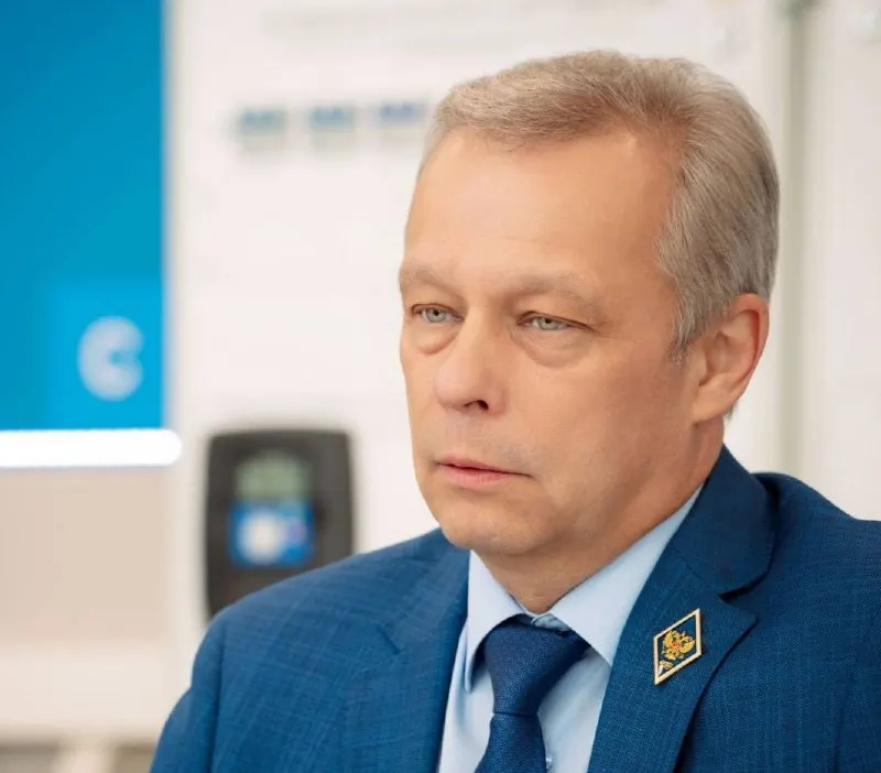 Минобрнауки опубликовало данные о зарплатах руководителей вузов за 2025 год: ректор ЧГУ имени Ульянова Андрей Александров в среднем зарабатывает 486 тыс. руб. в месяц. Он долгое время занимает пост ректора, совмещает его с мандатом депутата Госсовета Чувашии и участвует в праймериз; при его руководстве университет оказался вовлечён в вербовку студентов для участия в военных действиях.