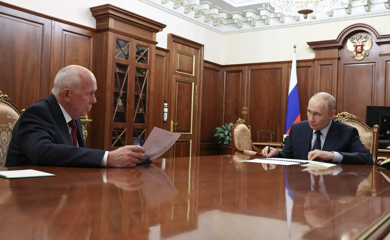 Глава концерна сообщил, что серийный выпуск пассажирских лайнеров МС‑21 и «Суперджет‑100» перенесён — запуск ожидается лишь в следующем году. Первоначальные планы по объёмам производства и срокам пересмотрены, в этом году, по словам руководства, возможна сертификация только Ил‑114‑300.