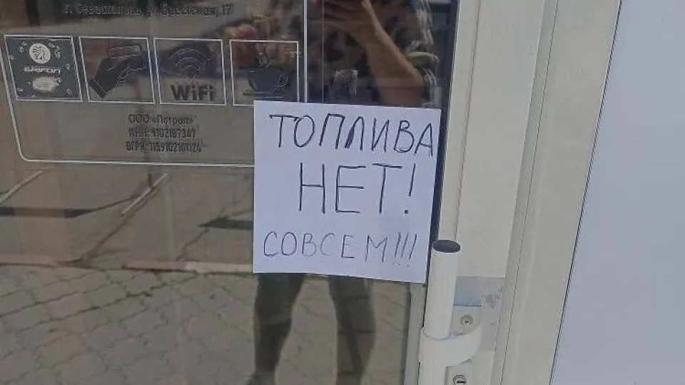 В аннексированном Крыму с 31 мая бензин АИ‑95 будут отпускать преимущественно по талонам, на АИ‑92 вводят лимит 20 л на одно транспортное средство. Ограничения связаны с остановкой НПЗ и нарушениями логистики; власти обещают нормализовать ситуацию в течение месяца.