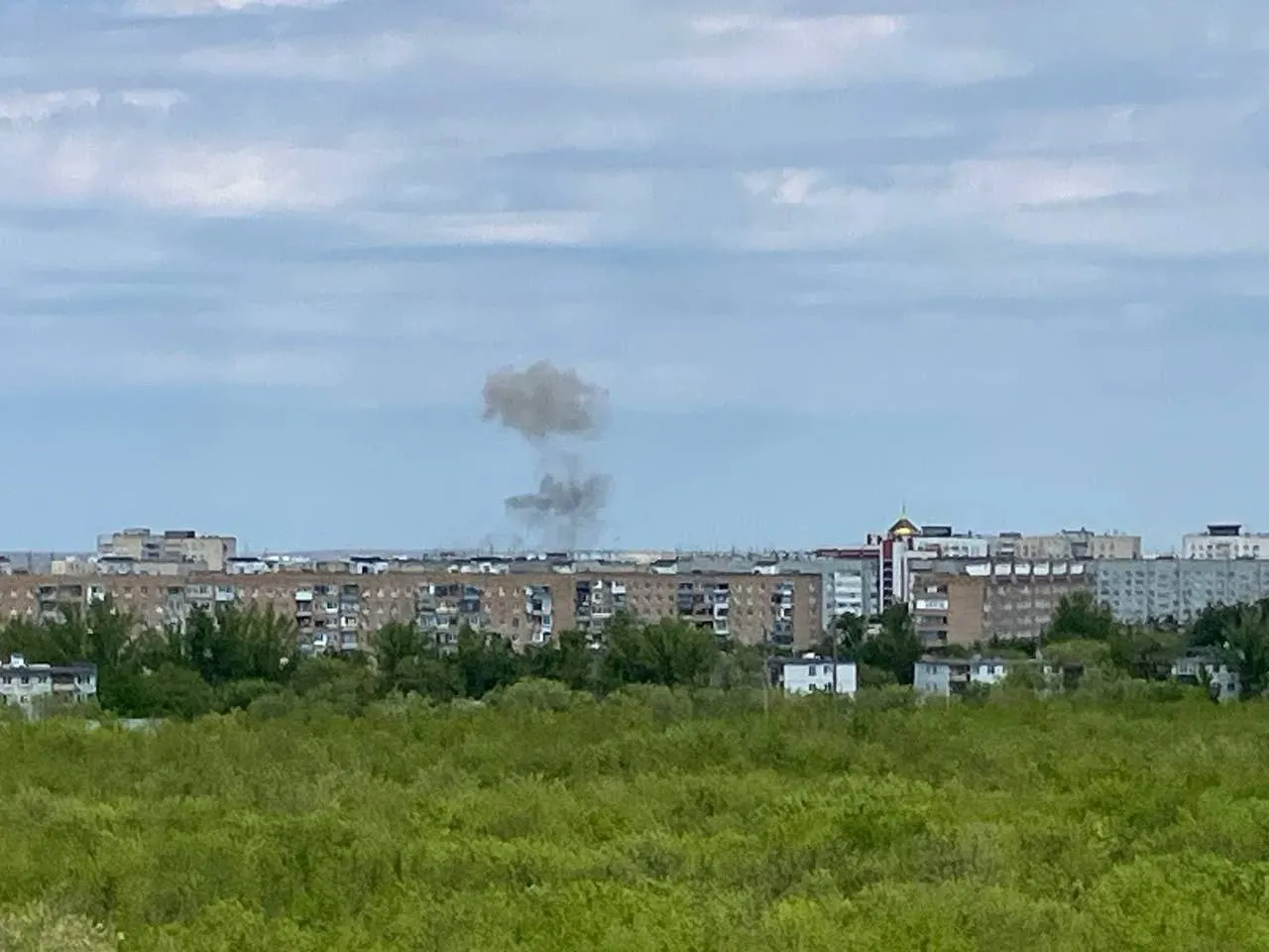 В Оренбурге на Волгоградской улице дрон попал в многоэтажку во время отражения атаки. Есть повреждения кровли и остекления, жители эвакуированы. Аэропорты ограничили работу, в ряде регионов школы переведены на удалённое обучение.
