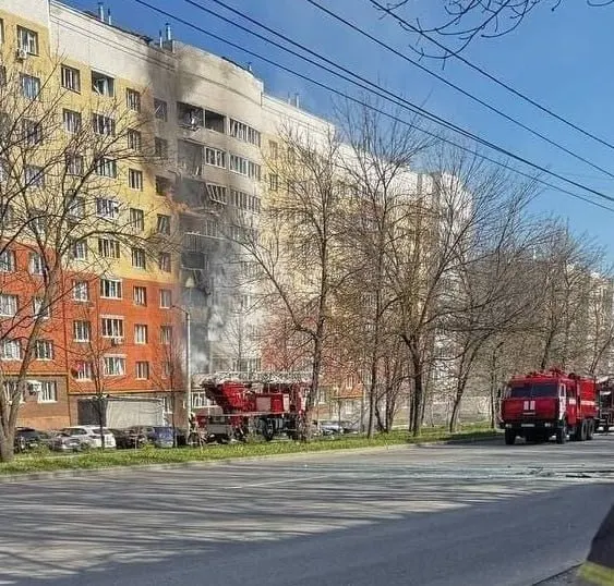 В Чебоксарах беспилотник врезался в многоэтажный дом: выбиты стекла в нескольких квартирах, проводится эвакуация. По предварительным данным, удар также пришёлся по заводу «ВНИИР‑Прогресс».