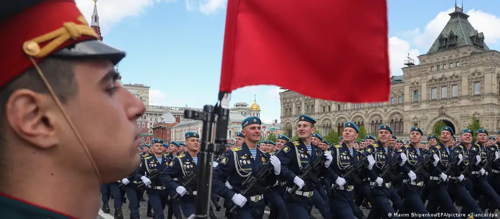 Власти сократили участие военной техники и часть массовых мероприятий в разных регионах России на День Победы. Эксперты называют причины как соображениями безопасности, так и логистикой и политическим символизмом праздника.