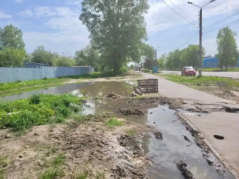 Администрация Шумерли сообщает, что 14 мая на улице Ленина неизвестные якобы устроили диверсию: стоки затопили участок у дома №50. Ранее похожий разлив устраняли 2 мая; коммунальщики вскрыли место утечки, администрация обратилась в полицию.