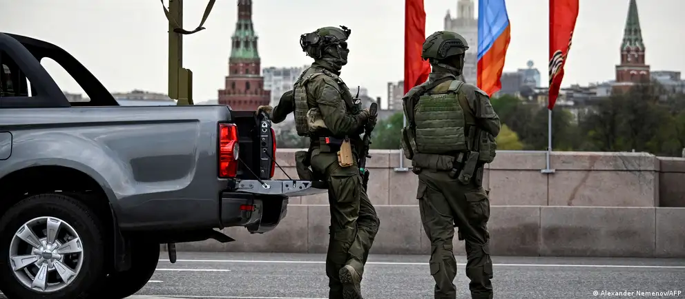 Власти отменили приглашения зарубежным журналистам на парад на Красной площади. Мероприятие пройдёт в сокращённом формате без военной техники, а в ряде регионов массовые акции отменены из‑за угроз.