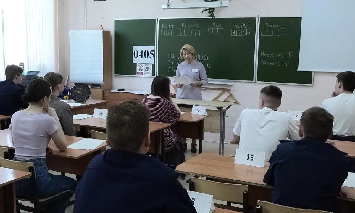 В новых методических рекомендациях ведомства организаторы и охрана не имеют права прикасаться к сдающим экзамены и их вещам. При срабатывании металлодетектора учащегося просят добровольно предъявить или сдать предмет в камеру хранения.