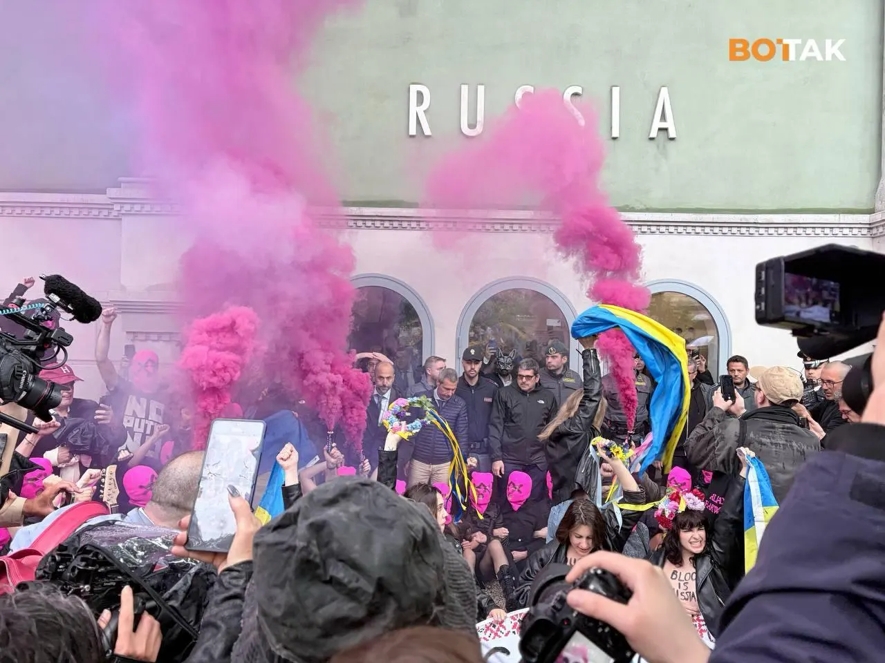 В обновлённом перечне Росфинмониторинга группа Pussy Riot указана как террористическая и экстремистская организация. Ранее участницы провели акцию у российского павильона на Венецианской биеннале; в декабре 2025 года их уже признавали экстремистской и запретили в России.
