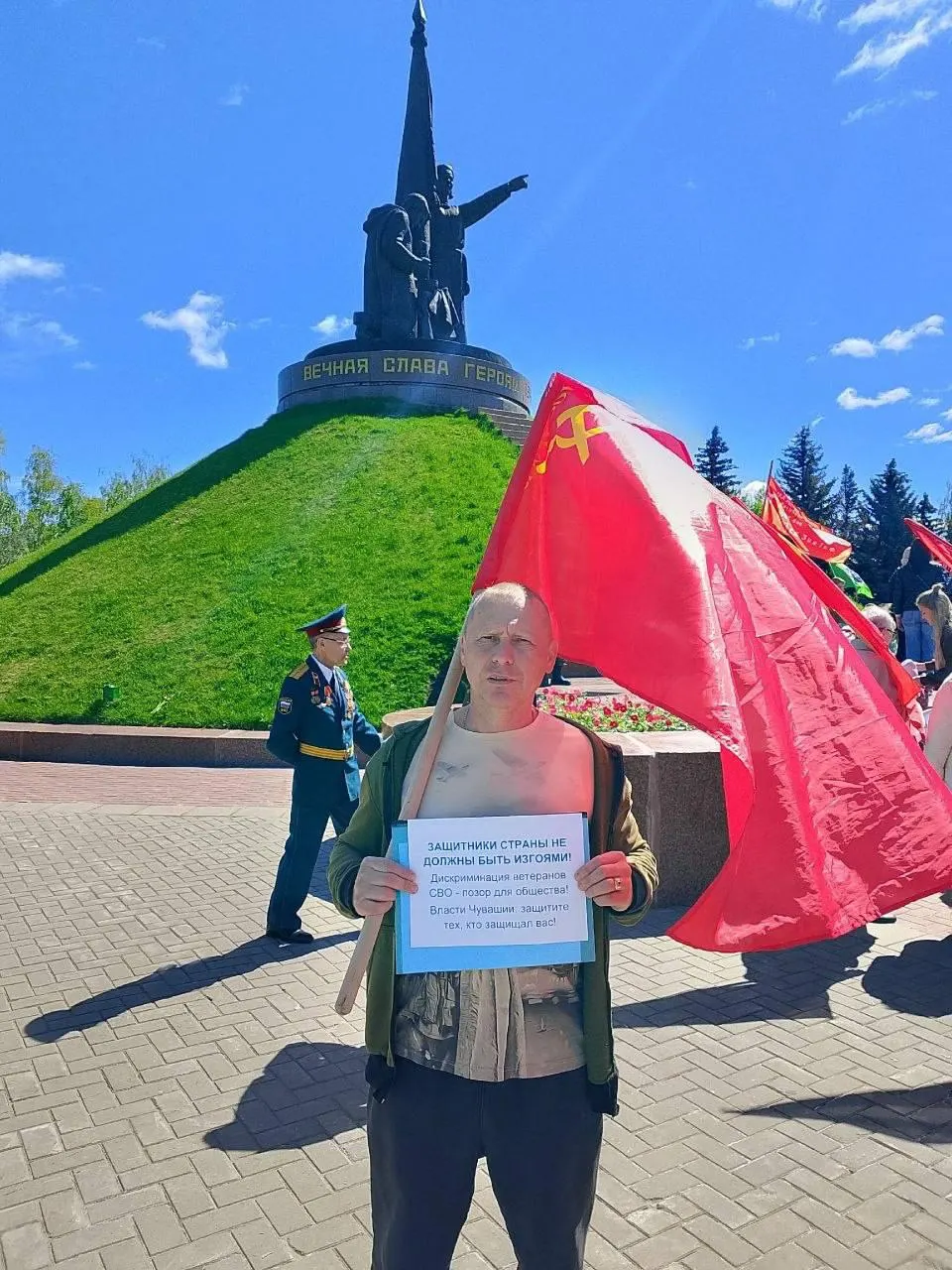 В Парке Победы Дмитрий Бодягин провёл одиночный пикет, заявив о дискриминации участников СВО при приёме на работу и жалуясь на отказы и унижения после возвращения с войны.