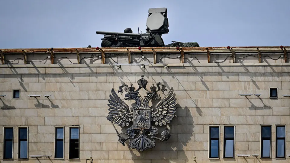 Ресурсы противовоздушной обороны перебрасывают к столице ради парада 9 мая, из‑за чего, по оценке командования украинских дронов, ослаблены другие регионы. Возможные цели — энергетическая инфраструктура и объекты на периферии.