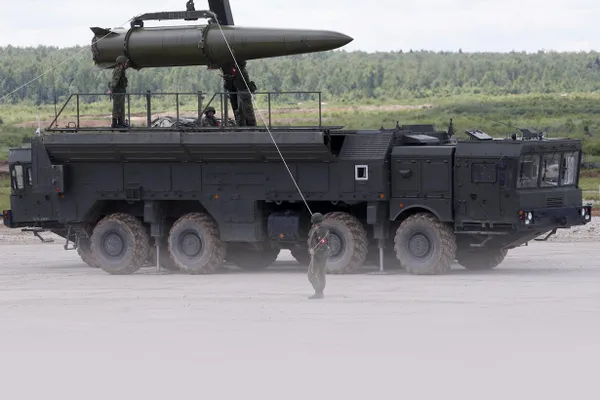 Минобороны сообщило о переброске и снаряжении ракетных комплексов «Искандер» в Белоруссии в рамках ядерных учений; ведомство опубликовало видео разгрузки техники.