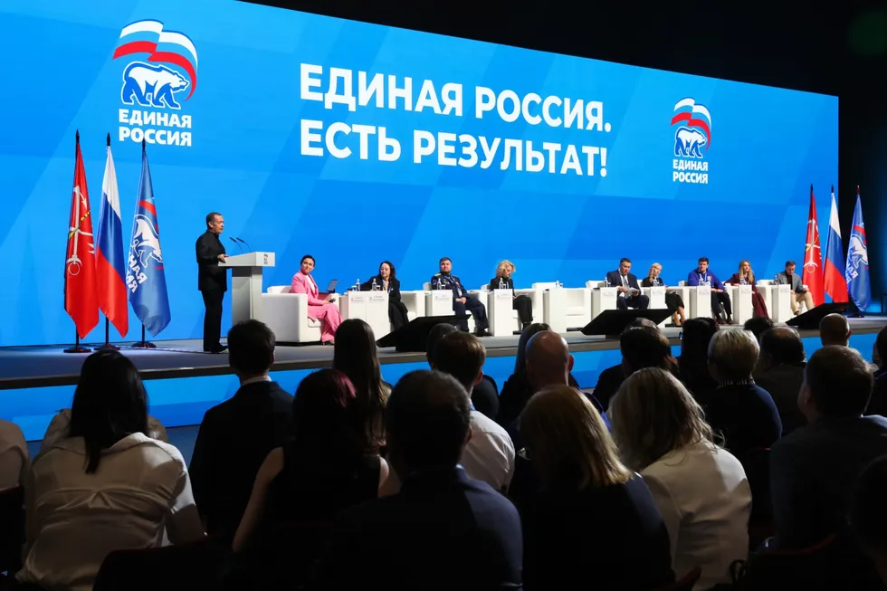 Администрация президента рекомендовала государственным и прокремлёвским изданиям избегать слова «запрет» в заголовках и переводить темы ограничений в более нейтральную форму — накануне выборов это призвано снизить негативный фон.