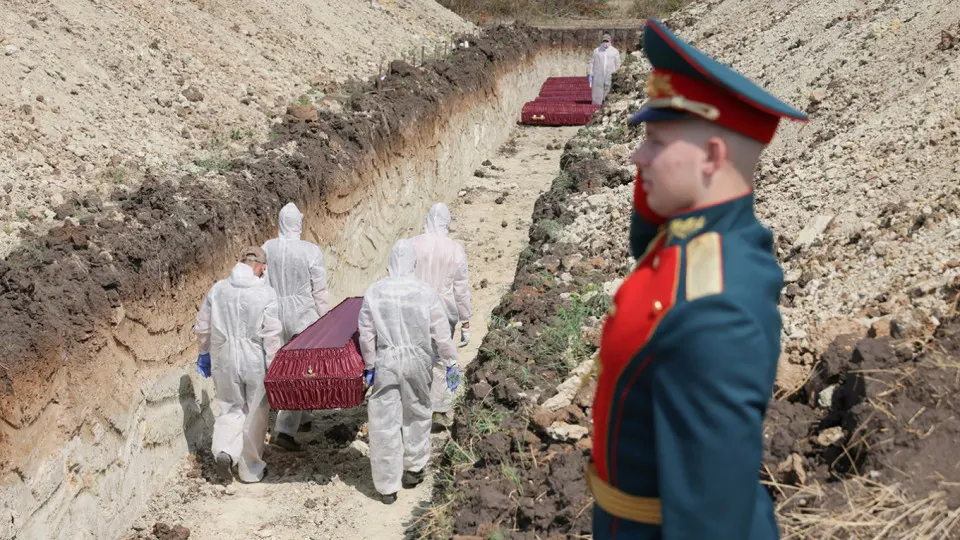 Аналитики, проанализировав поимённые списки, реестр наследственных дел и судебную статистику, оценивают документально подтверждённые потери российской армии в минимум 352 тыс. человек по состоянию на конец 2025 года.