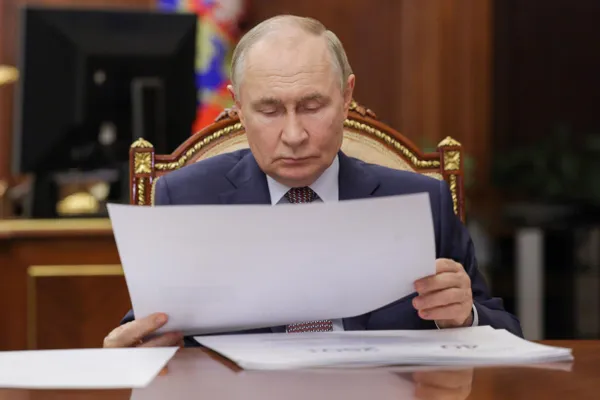Европейская разведка сообщает об усилении мер безопасности вокруг президента: ограничения передвижений, проживание в бункерах и расширение списка лиц под усиленной защитой после серии инцидентов и внутренних конфликтов в силовых ведомствах.