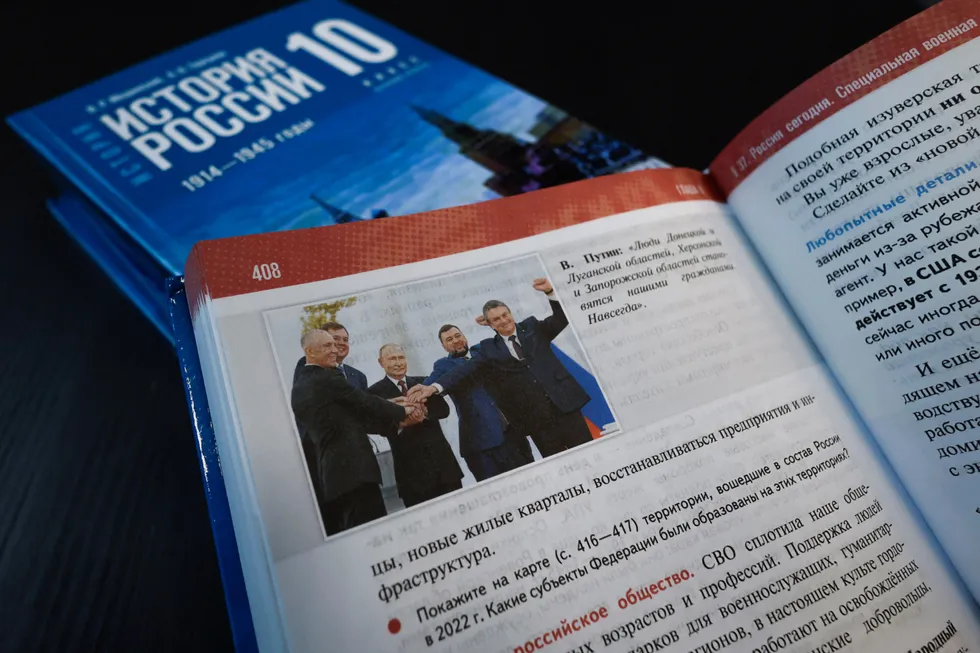 Новые школьные пособия для 6–9-х классов систематически переписывают и упрощают прошлое в пользу актуальной государственной повестки: современные проекты вплетаются в древнюю историю, спорные эпизоды опускаются, а сложные конфликты сводятся к простым схемам «мы — хорошие, они — плохие». Это превращает историю в инструмент воспитания лояльности вместо предмета для критического анализа.