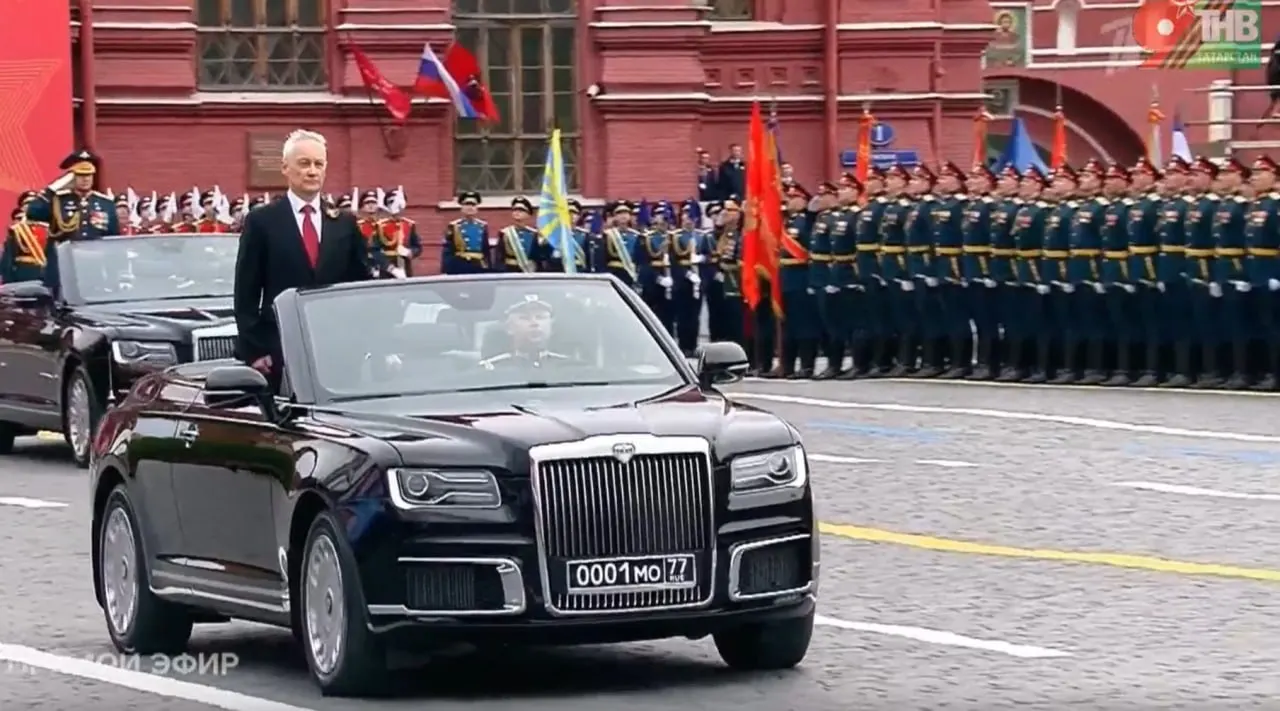 Глава ведомства осмотрел войска на автомобилях Aurus. Представленный кабриолет собран в Москве, а похожие модели выпускаются и в Елабуге.