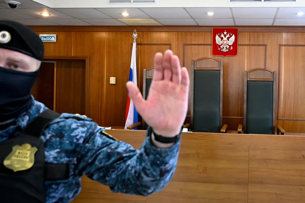 Судебный департамент при Верховном суде закрыл общий доступ к базам с данными о судимости с 2005 года. Это лишает общества важного инструмента для отслеживания репрессий, изменения практики приговоров и косвенных свидетельств отправки обвиняемых на войну.