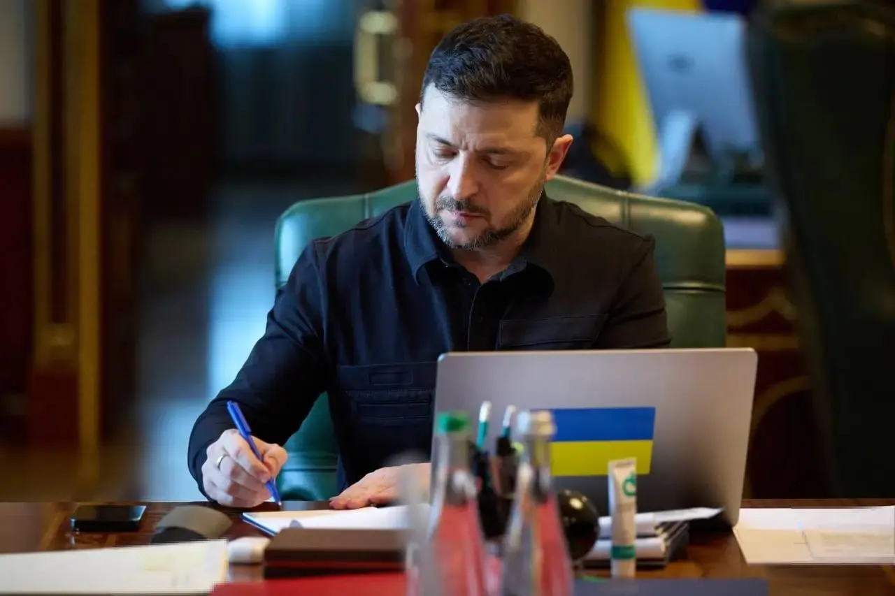 Президент Украины сообщил, что ВСУ введут режим тишины с 00:00 в ночь на 6 мая и будут действовать зеркально в ответ на объявленное Россией одностороннее перемирие на 8–9 мая.