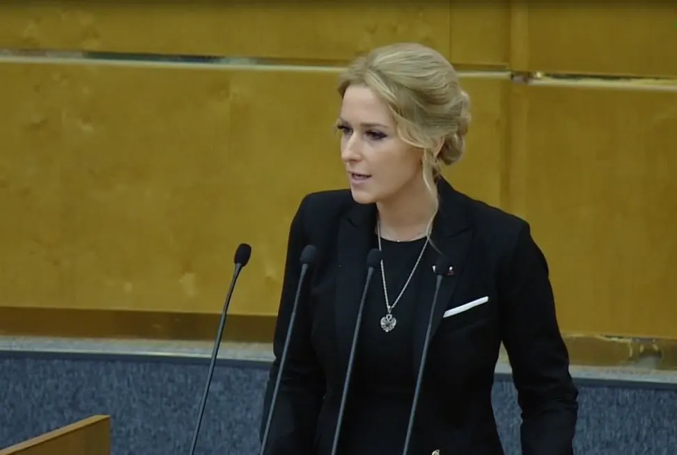 37‑летняя Яна Лантратова назначена уполномоченным по правам человека в России. Ранее она работала на телевидении, занималась социальными проектами, была помощницей депутата и членом СПЧ, где предлагала ряд спорных инициатив.