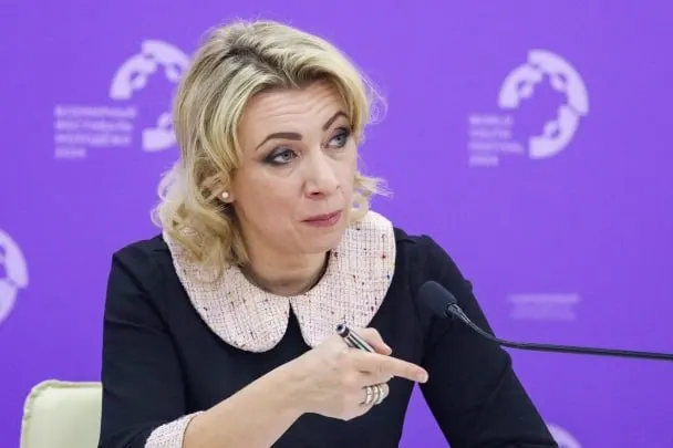 Официальный представитель МИД РФ заявила, что сотрудники Госдепартамента уведомляют семьи дипломатов о признании их детей гражданами США «по праву почвы», хотя родители не подавали таких заявлений.
