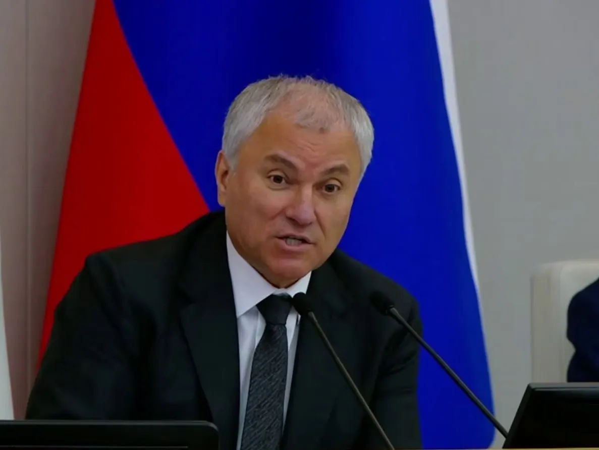 Во втором чтении депутаты расширили направления профилактики правонарушений: в список официально добавили противодействие фальсификации истории и предупреждение уклонения от военной службы. Законопроект позиционируют как меру по защите традиционных ценностей и национальной безопасности.