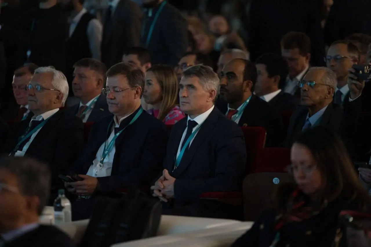 С 12 по 17 мая руководитель республики и премьер побывали на международном форуме в Казани, пока в Чебоксарах продолжались обстрелы и шли сообщения о пострадавших и разрушениях. Жители критикуют отсутствие открытого диалога с руководством.