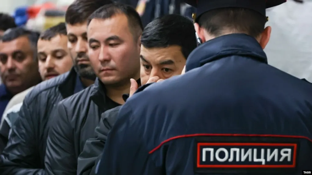 Законопроект расширяет основания для административного выдворения — от участия в несогласованных акциях до «дискредитации» ВС, призывов к санкциям и мелкого хулиганства; число нарушений для депортации увеличится до 58.