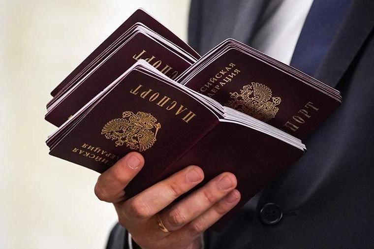Поправки к законопроекту об ужесточении требований к получению гражданства предусматривают исключения: иностранцы с непогашенной судимостью смогут получить РВП, ВНЖ и гражданство, если их, по утверждению законодателей, осудили в других странах за поддержку России или СВО.