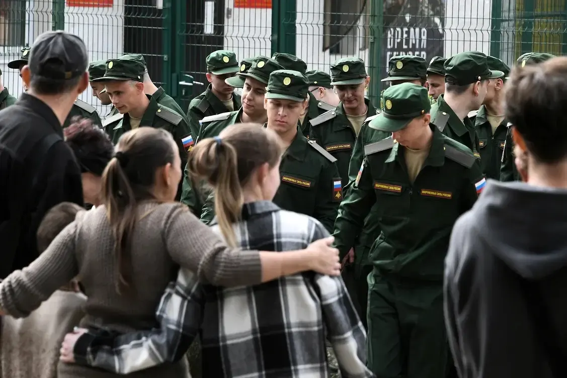 Группа женщин намерена оспорить поправки, которые лишают права на выплаты и льготы гражданских супруг, если у пары не было общего несовершеннолетнего ребёнка; первый иск уже направлен в Верховный суд.