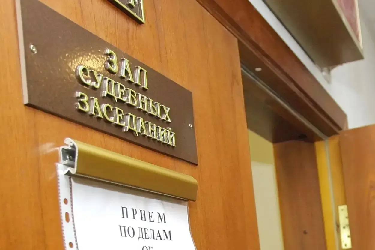 В прошлом году суды вынесли 219 приговоров по статье о госизмене. Правозащитники считают, что реальные масштабы репрессий больше: в 2025 году уже зафиксированы сотни приговоров по связанным статьям.
