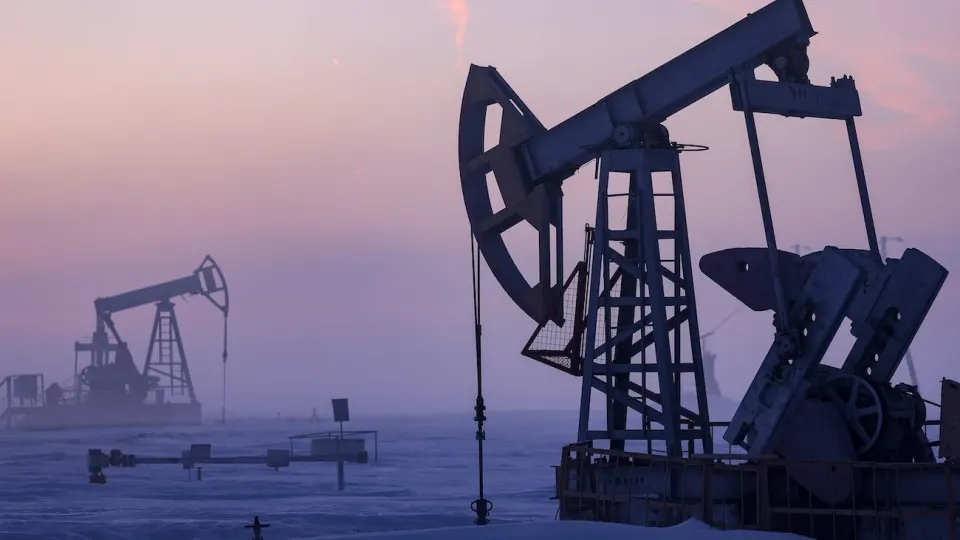 По оценкам Минэкономразвития, в 2026 году добыча нефти в России снизится до примерно 511 млн тонн — четвёртый год падения подряд и самый низкий уровень с 2009 года. Причины — ухудшение финансовых показателей компаний, сокращение бурения и последствия санкций и военного времени.