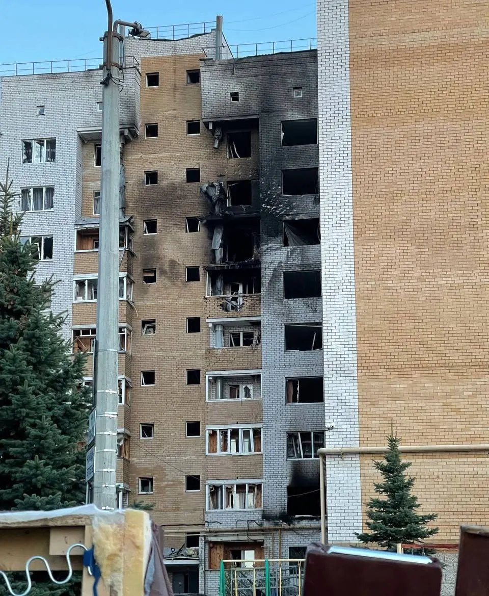 Власти утвердили единовременные компенсации: семьям погибших — 1 567 500 рублей; за утрату имущества — 78 375 рублей; за тяжкий или средний вред здоровью — 627 000 рублей. Депутат предложил пересмотреть выплаты и привязать их к рыночной стоимости имущества.
