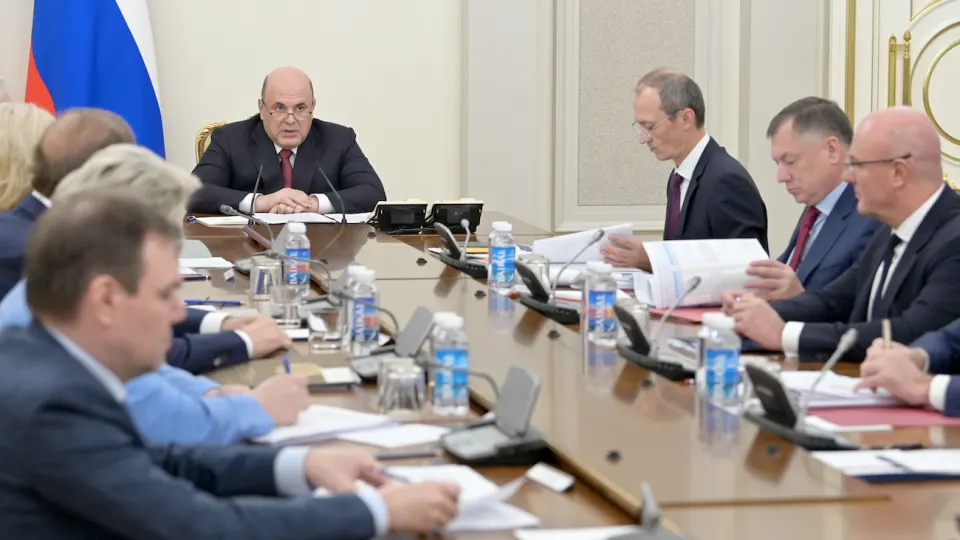 Кабмин обязал крупнейшие нефтекомпании согласовывать объемы производства, экспорт и отгрузки топлива, чтобы стабилизировать внутренний рынок после серии атак на нефтеперерабатывающие заводы.