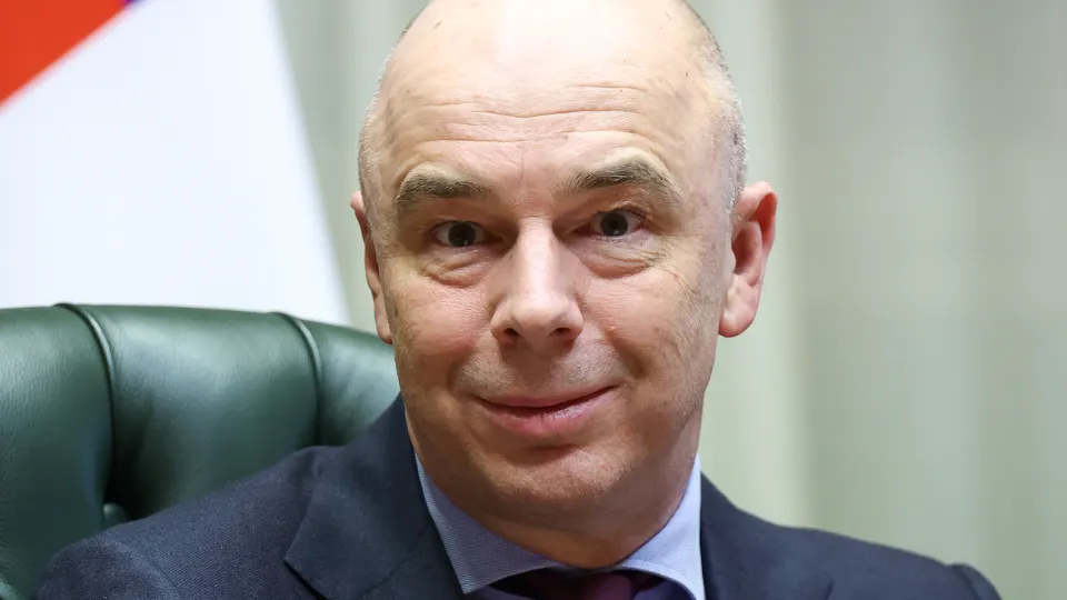 На фоне замедления экономического роста и снижения нефтегазовых поступлений Минфин рассматривает корректировку расходов — возможны как сокращения, так и поиск дополнительных доходов. Дефицит уже существенно превышает плановые показатели.