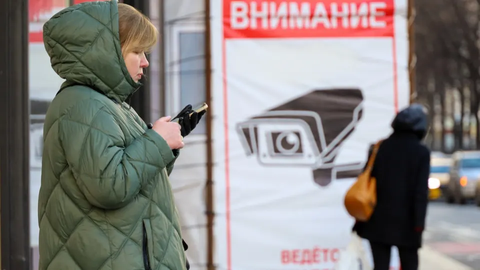 В одном из продвигаемых государством мессенджеров сообщения со ссылками на ключи для VPN исчезают без согласия отправителей; при повторной отправке аккаунты вынужденно выходят из системы. Случаи зафиксированы в сети.