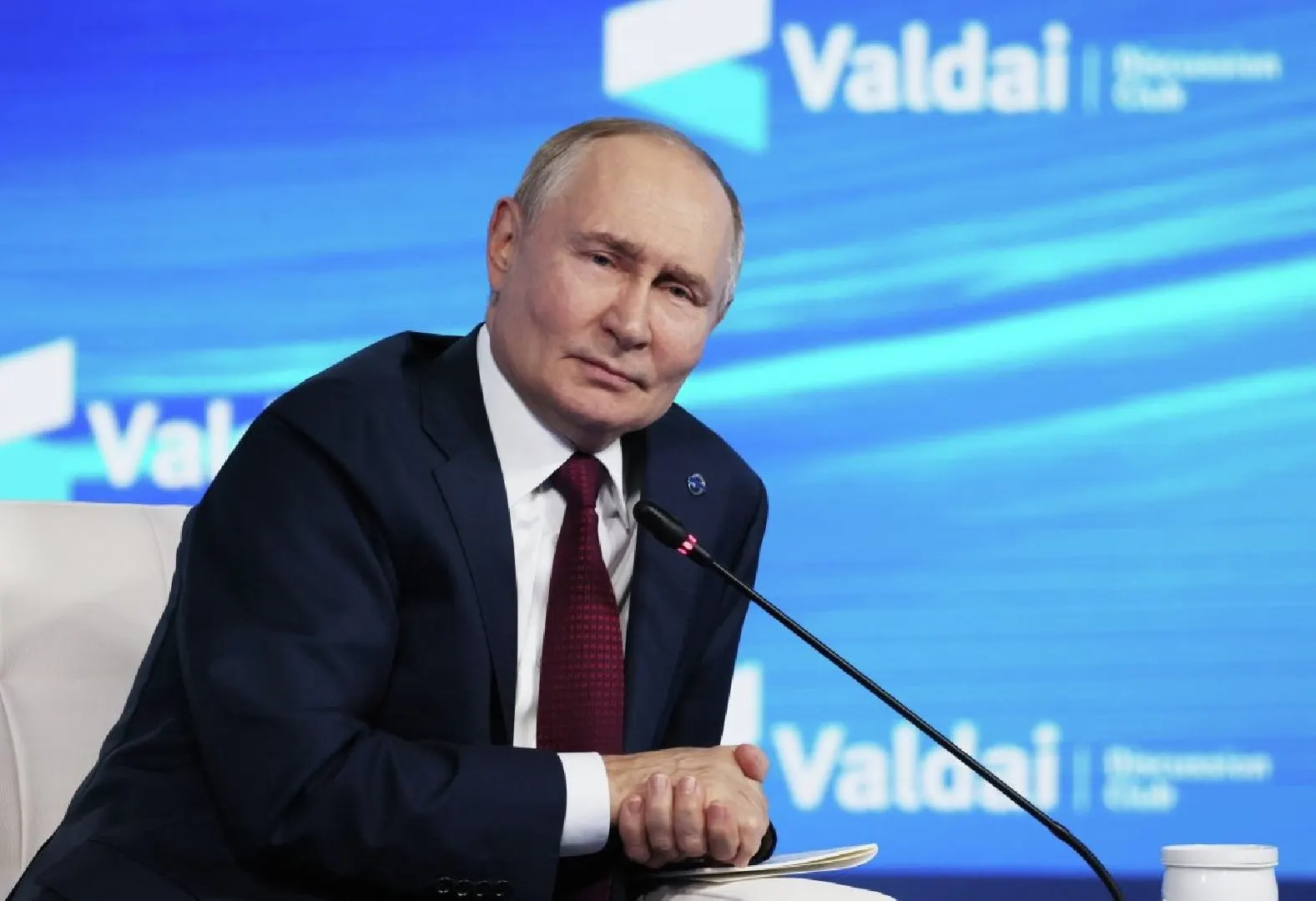 Международный уголовный суд разъяснил, что приглашённое на переговоры лицо с действующим ордером на арест должно быть задержано странами, ратифицировавшими Римский статут, за исключением случаев, когда переговоры организованы под эгидой ООН.