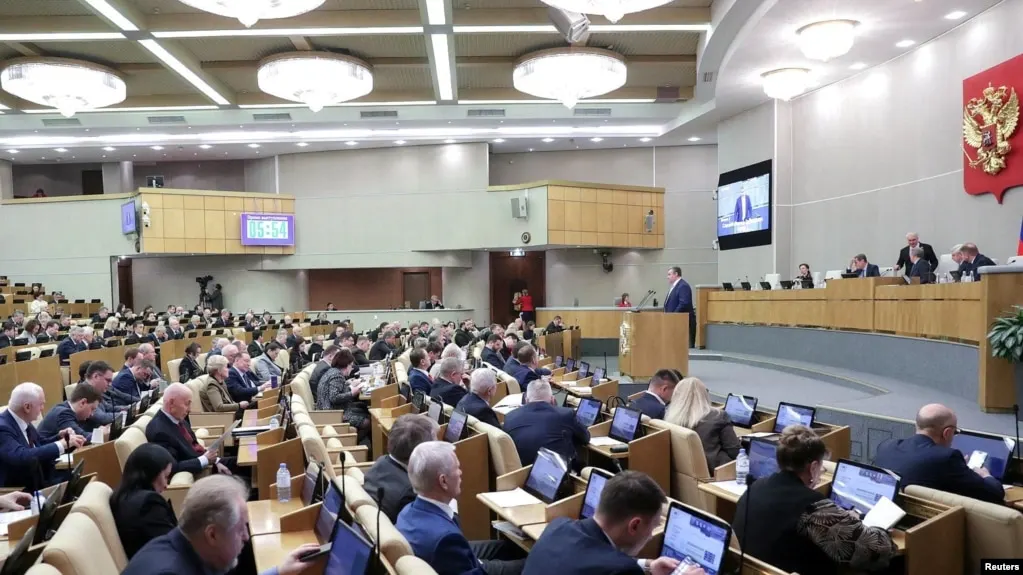 Депутаты ввели запрет на социальную рекламу для «иноагентов», обязали банки передавать сведения о счетах при подозрениях, ужесточили правила отчётности и ограничили авторизацию через зарубежные сервисы.