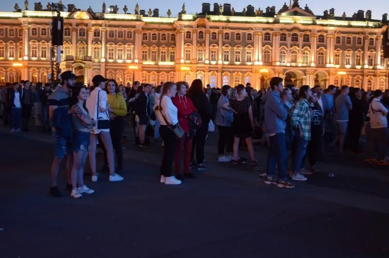В ночь с 27 на 28 июня в Санкт-Петербурге состоится праздник «Город мечтателей» — около 66 тыс. выпускников увидят проход брига «Россия», салют и масштабные декорации на Дворцовой площади. Параллельно утверждены 300 приоритетных образовательных программ, а в Смоленске пройдут мероприятия ко Дню молодёжи.