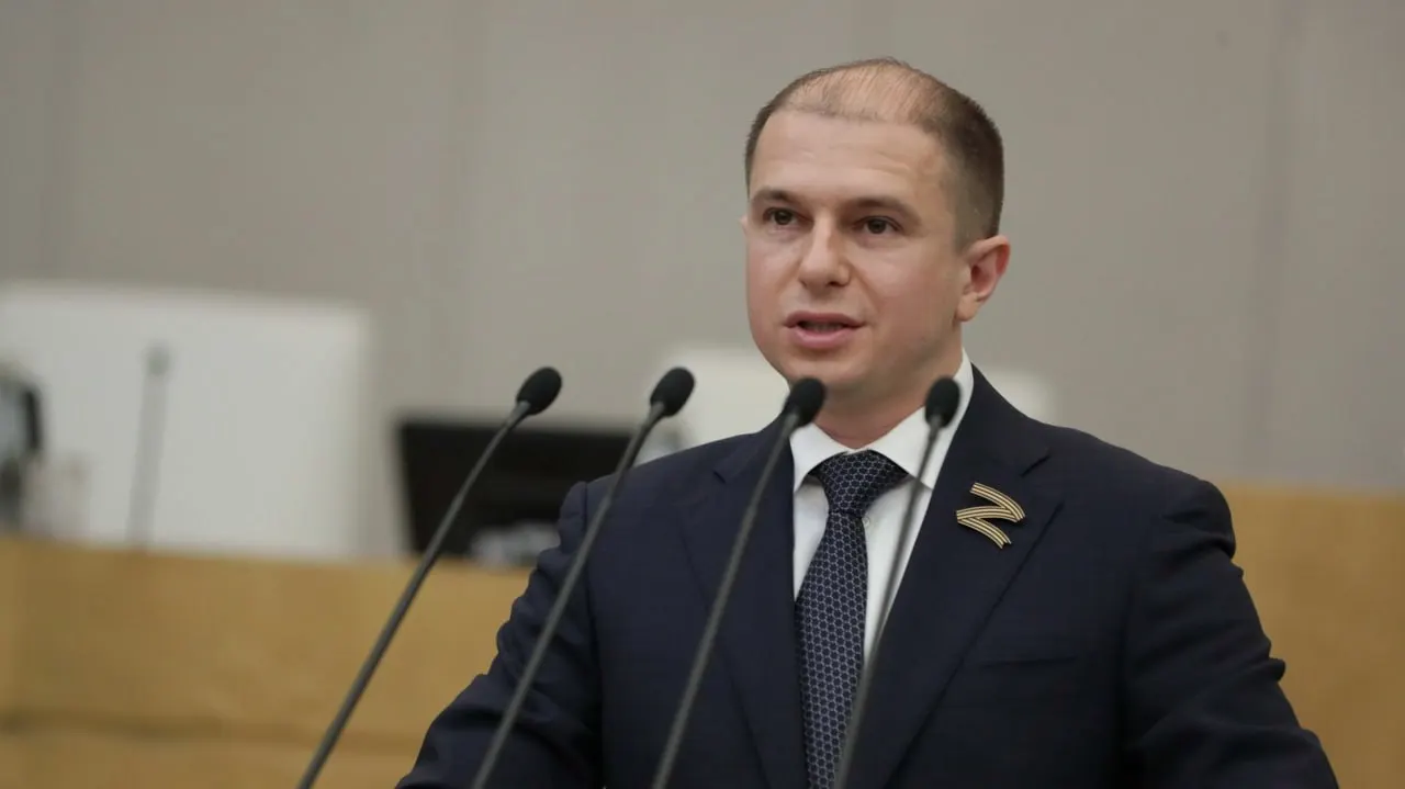 На съезде партии в Москве объявили списки кандидатов. По округу №211 вместо Романова выдвинули Михаила Рахлина, а один из петербургских депутатов пойдёт по спискам от Чувашии. В списки вошли действующие депутаты и известные фамилии.