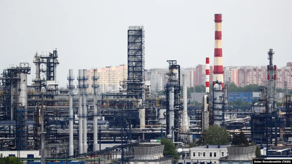 После ночной атаки беспилотников в Москве загорелся нефтеперерабатывающий завод в Капотне; власти сообщают о локализации пожара и отсутствии пострадавших. В Краснодарском крае на нефтебазе в станице Полтавская также зафиксировано возгорание.