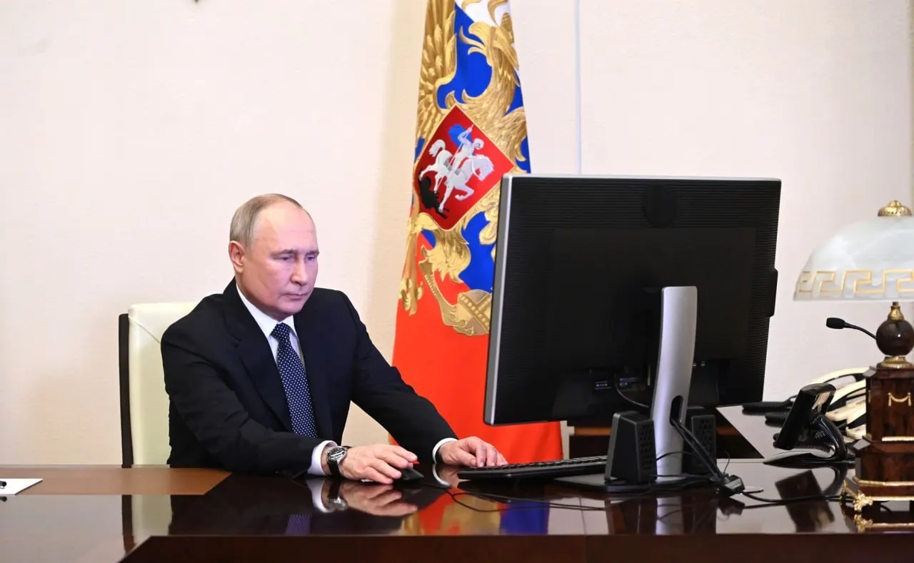 Президент поручил обеспечить бесперебойную работу важных сервисов через систему «белых списков», ответственными назначены правительство и руководство ФСБ.