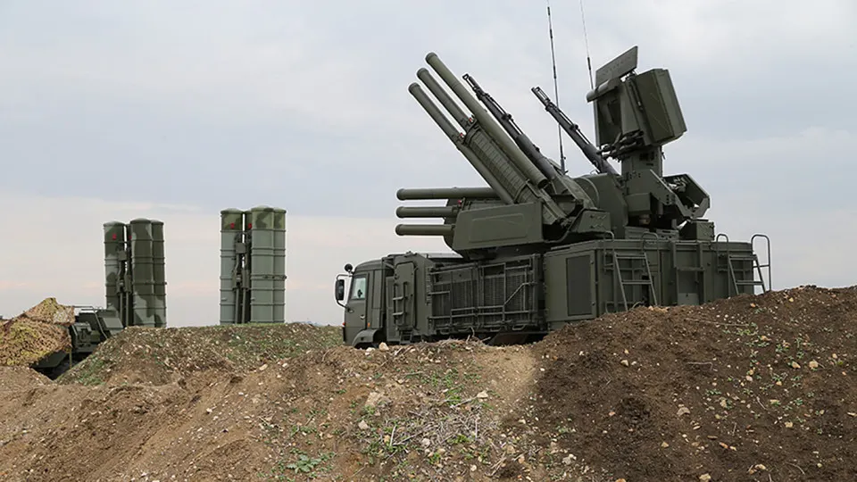 В ВС России начали использовать комплекс радиоэлектронной борьбы «Волна Купол Гарант», который, по данным экспертов, может глушить сигнал терминалов Starlink на площади до 20 км²; сообщается о производителе, цене, принципе работы и реакциях власти.