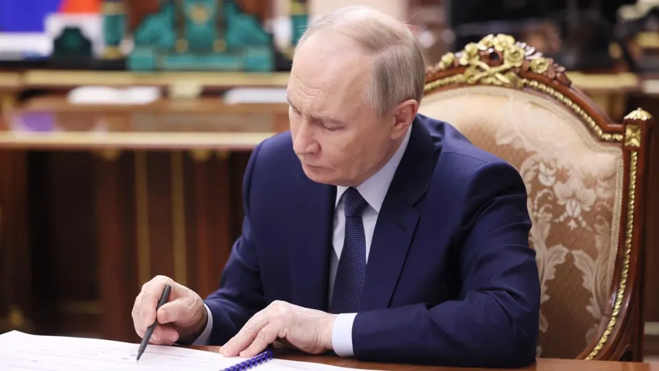 Закон, вступающий в силу 1 сентября 2026 года, позволяет арестовывать активы граждан за границей за дискредитацию армии, призывы к санкциям, пропаганду нацистской символики и другие перечисленные нарушения; суд обязан назначить защитника, если человека нельзя уведомить.