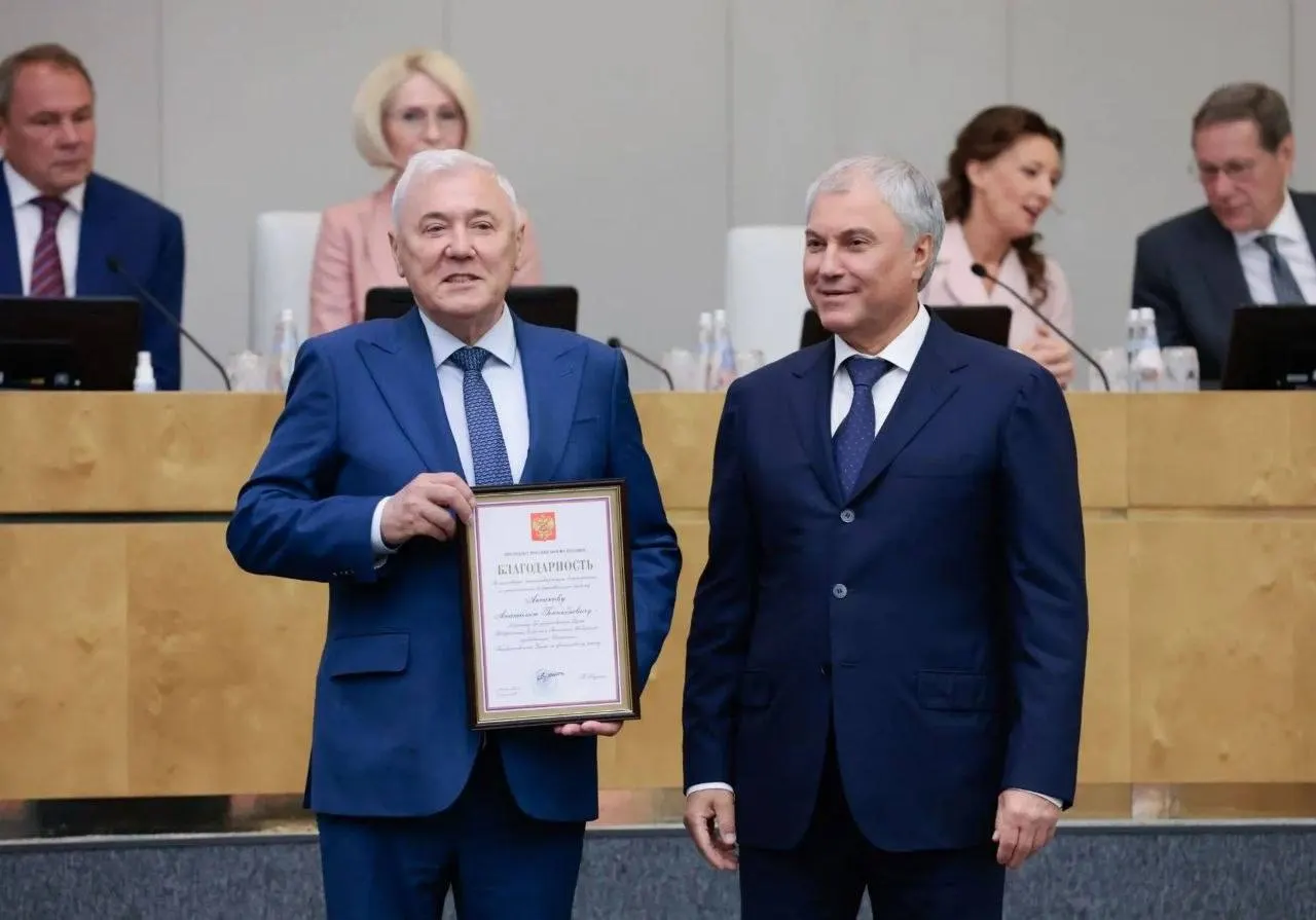 Депутат Госдумы от Чувашии объявил о вручении ему официальной благодарности президента РФ. Награду передал спикер парламента; причин обозначено не было.
