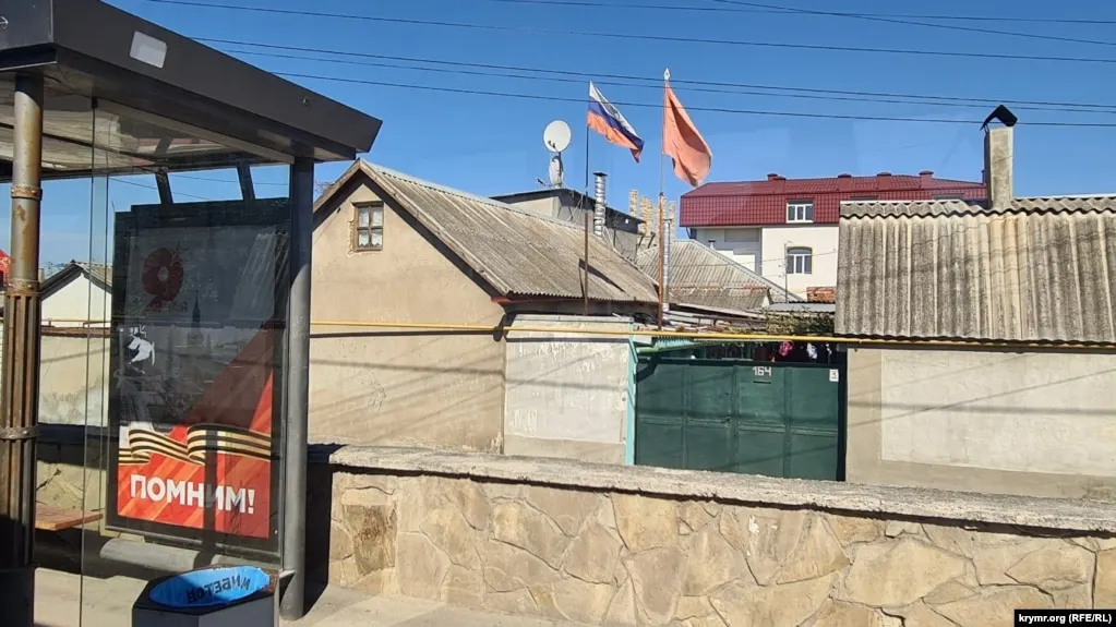По данным российских властей, в результате ударов БПЛА в Симферополе и других населённых пунктах есть погибшие и раненые; Минобороны сообщает о сотнях сбитых дронов.