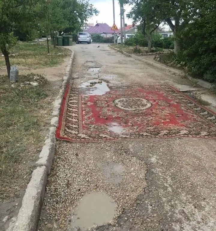 В Госдуму внесён законопроект, позволяющий жителям и местным сообществам восстанавливать асфальтовое покрытие во дворах и на местных дорогах. Правительство инициативу не поддержало, указывая на необходимость участия специалистов.
