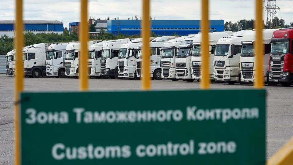 Правительство временно освободило импортёров от обязательных обеспечительных платежей по новой системе СПОТ, а упрощённый порядок ввоза для стран ЕАЭС продлён до конца августа. Усиление контроля и «обеление» импорта отложены, чтобы избежать перебоев на границах.