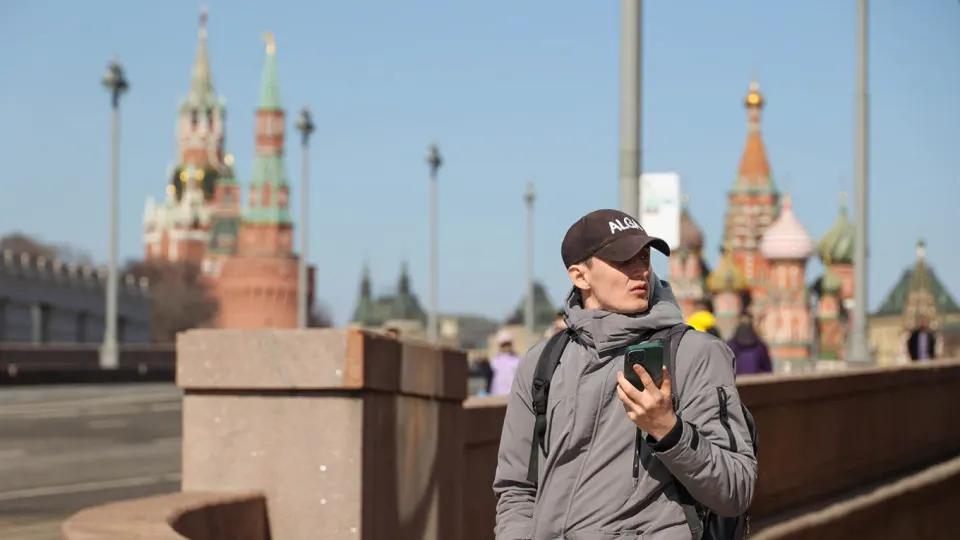 Правительство подготовило проект постановления о создании информационной системы с идентификаторами мобильных устройств: операторы должны будут передавать IMEI и блокировать SIM-карты на запрещённых устройствах. Ожидаемая дата вступления в силу — 1 марта 2027 года.
