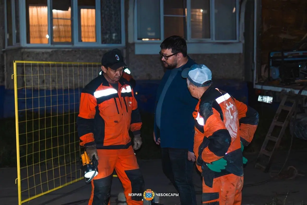 После гидравлических испытаний в нескольких районах Чебоксар сотни участков труб оказались повреждены: более 100 многоквартирных домов всё ещё без горячего водоснабжения, ремонт затягивается.