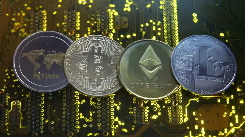 Минфин готовит законопроект о введении дополнительных комиссий, тестировании инвесторов и ограничениях на вывод средств для популярных криптовалют; принятие ожидается в Госдуме в июне, вступление правил — до конца года.