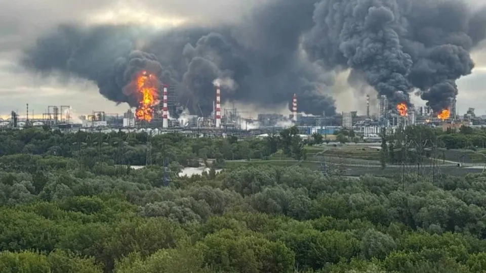 По сведениям осведомителей, украинские силы при поддержке разведданных из США проводят удары по нефтеперерабатывающим заводам и военным объектам вглуби России. На саммите G7 обсуждались варианты усиления помощи и производство ракет для Patriot в Украине.